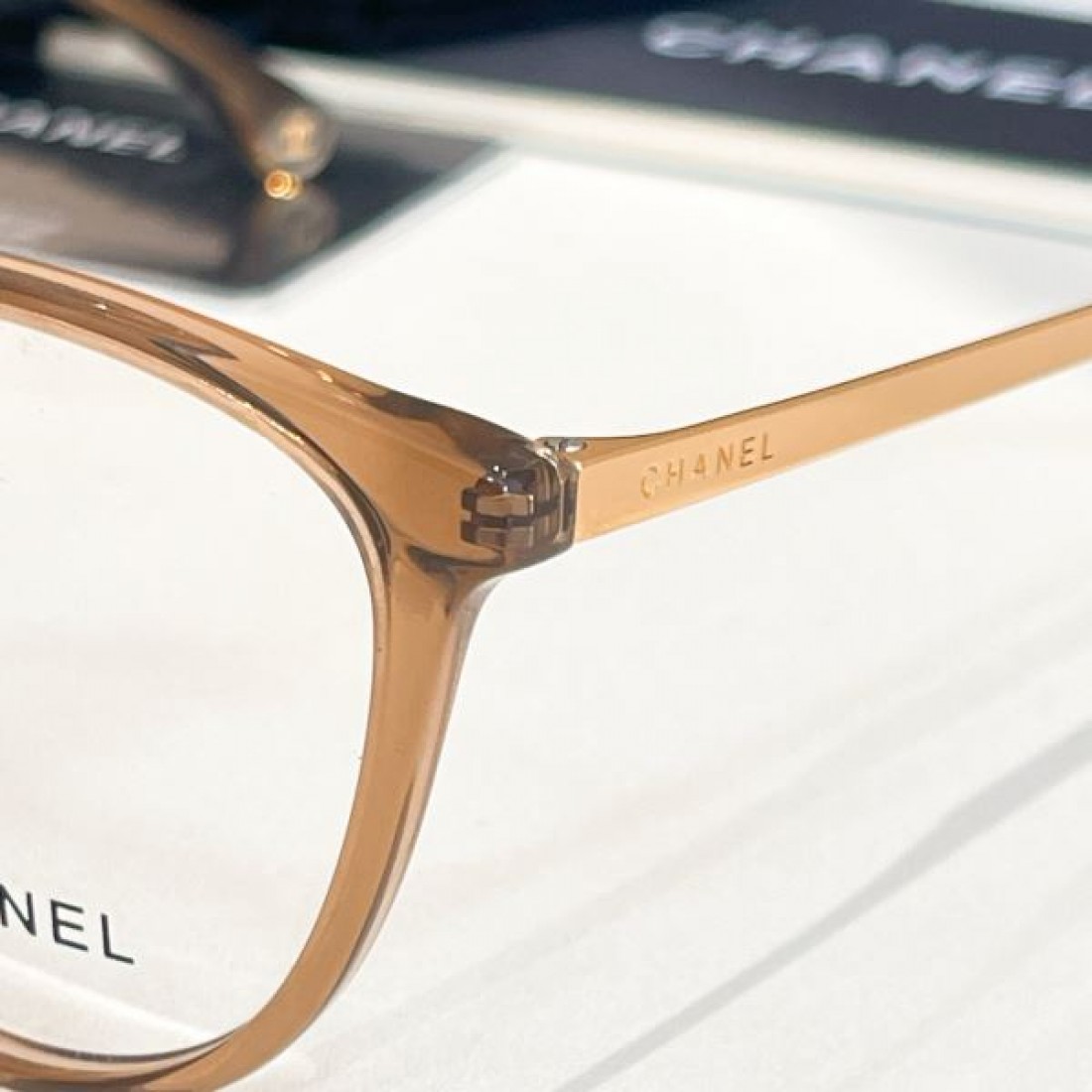 軽やかな透明感漂う シャネル コピー 透明サングラス CHANEL 