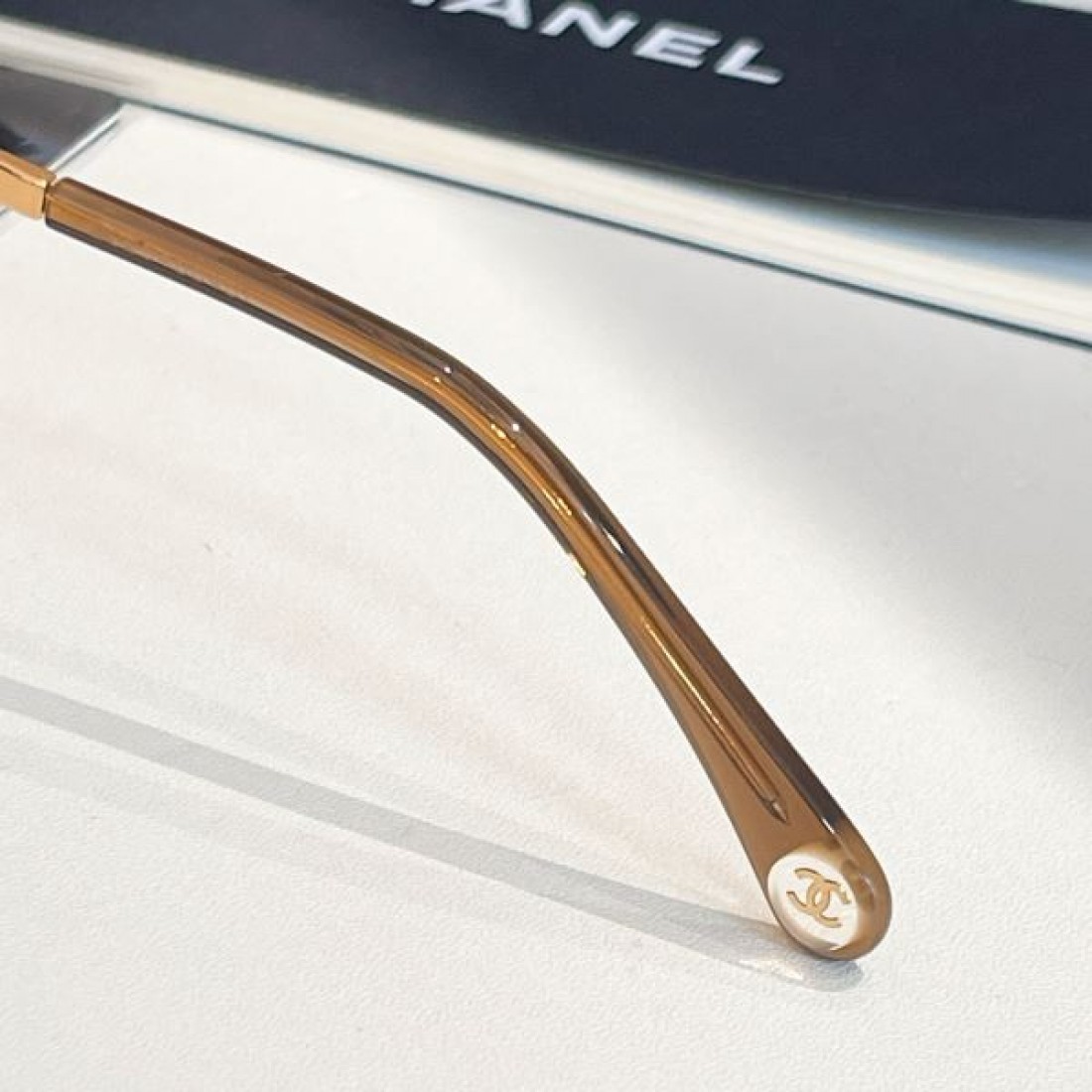軽やかな透明感漂う シャネル コピー 透明サングラス CHANEL 