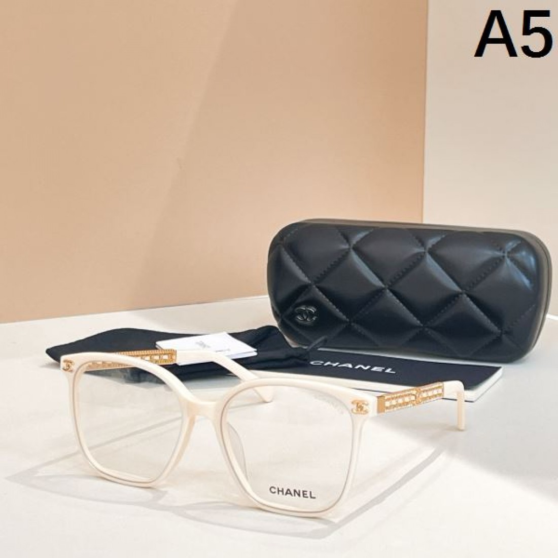 CHANEL 端麗でモダンな輝き放つ シャネル コピー 透明サングラス