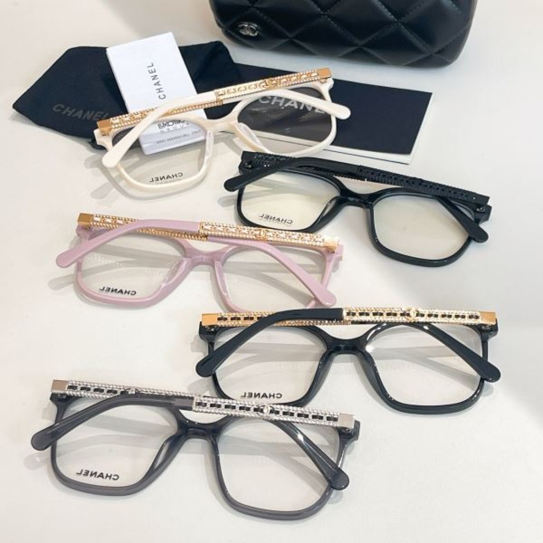 CHANEL 端麗でモダンな輝き放つ シャネル コピー 透明サングラス