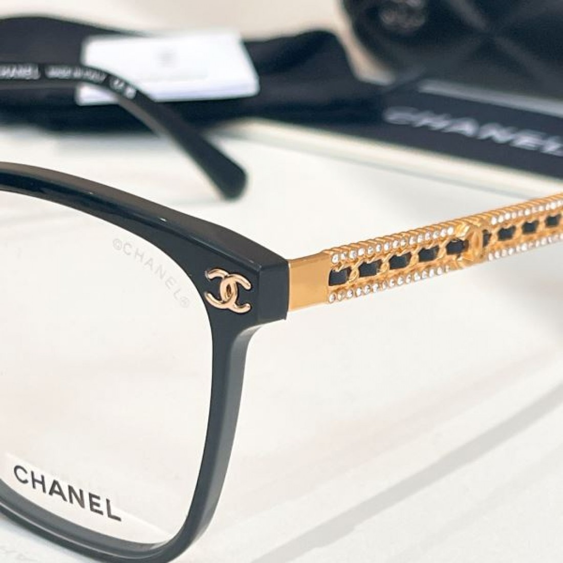 CHANEL 端麗でモダンな輝き放つ シャネル コピー 透明サングラス