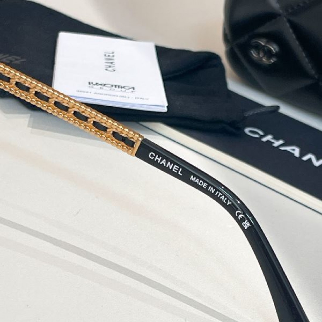 CHANEL 端麗でモダンな輝き放つ シャネル コピー 透明サングラス