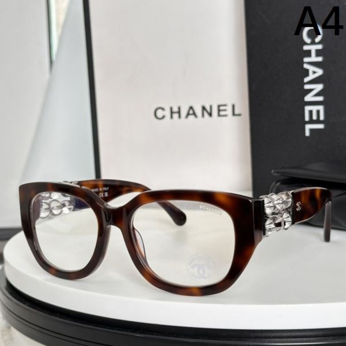 ダイナミックな CHANEL エッセンス香る シャネル コピー 透明サングラス