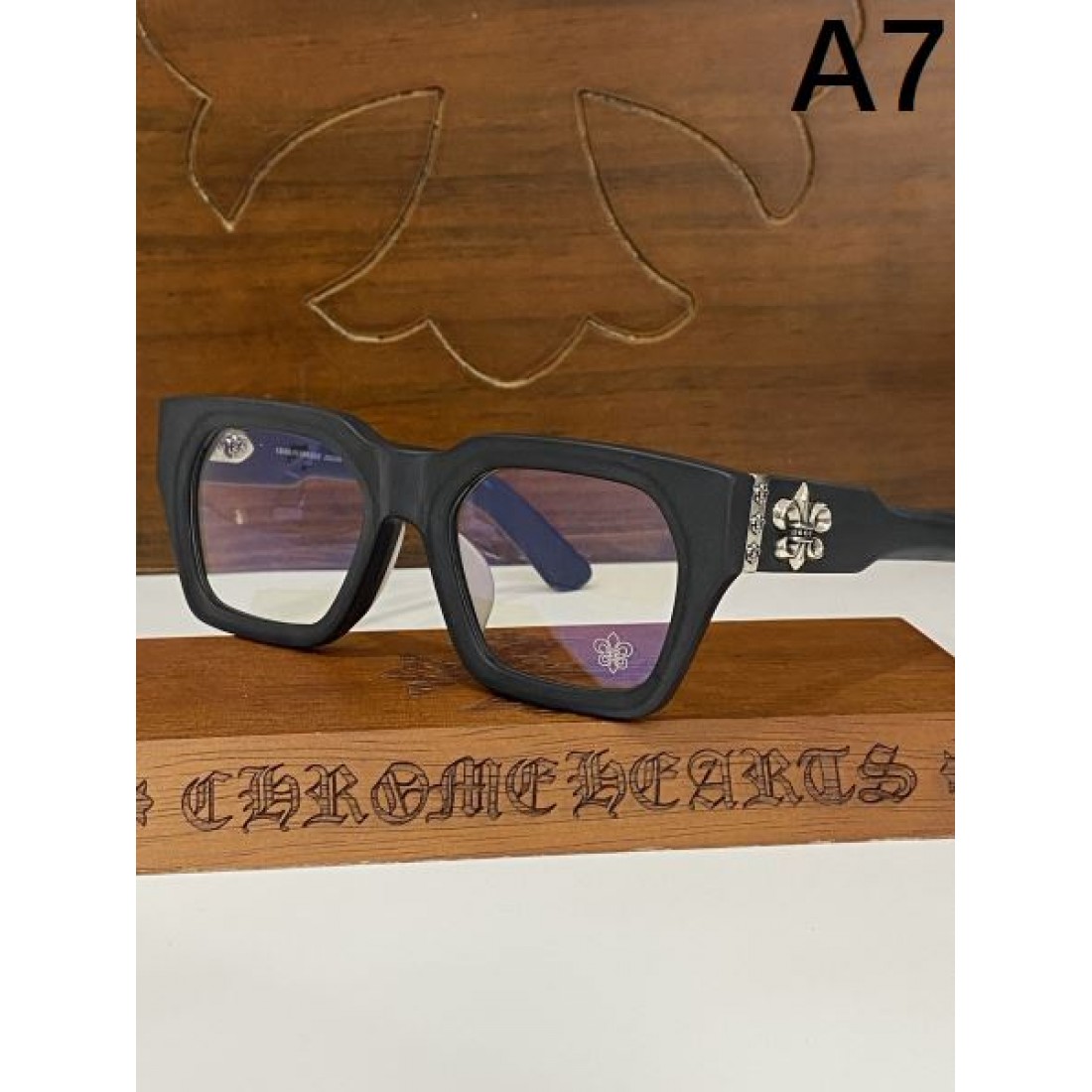 端正で力強い クロムハーツ コピー 透明サングラス CHROME HEARTS スタイル
