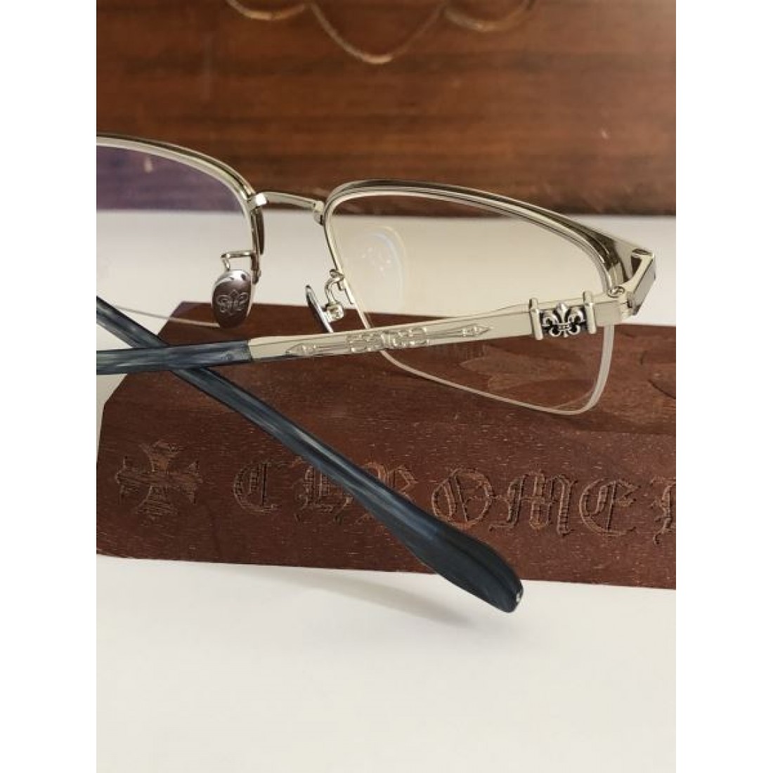 優美かつ クールな クロムハーツ コピー 透明サングラス CHROME HEARTS