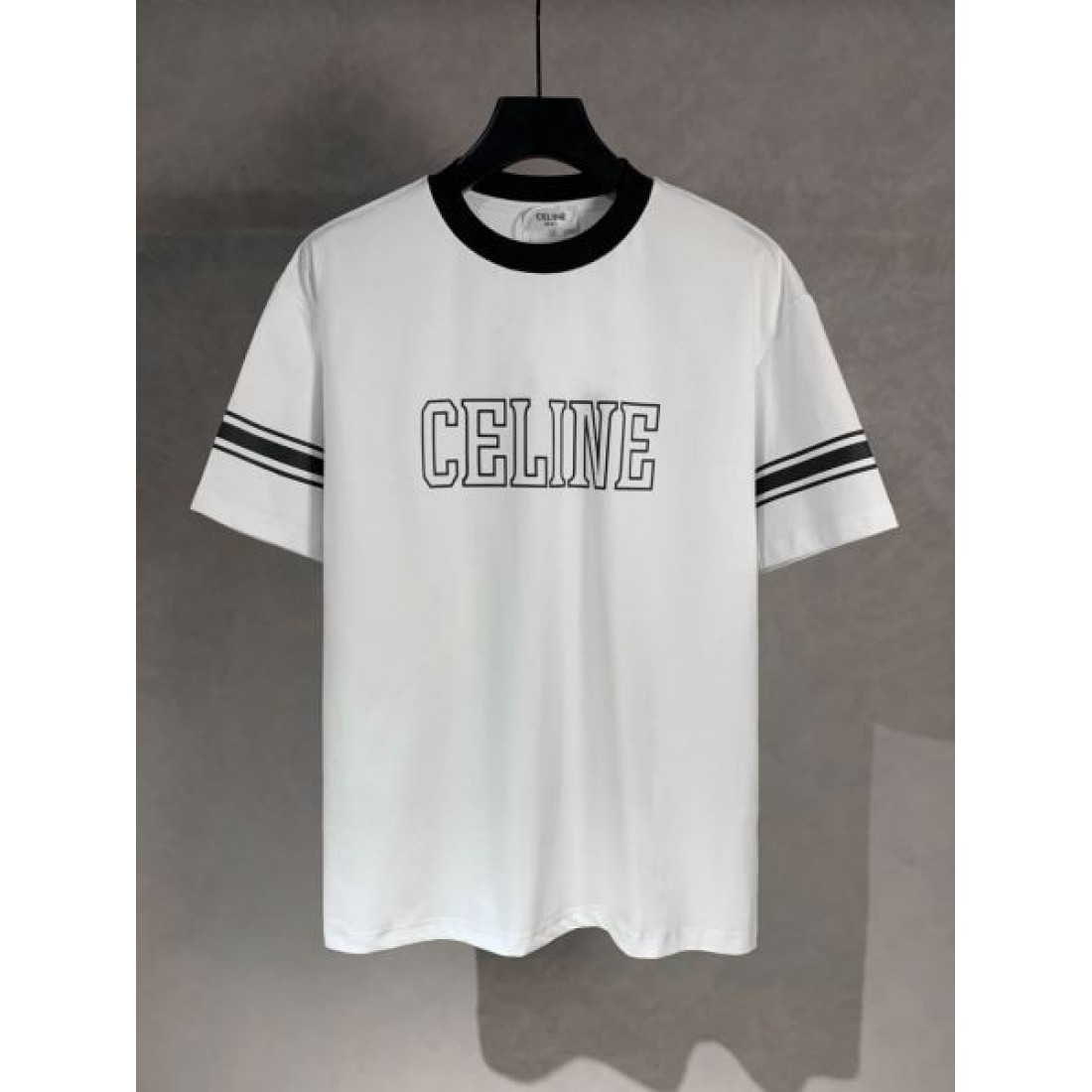 洗練されたモード感漂う CELINE セリーヌ コピー 半袖Tシャツ 軽やかでミニマルな