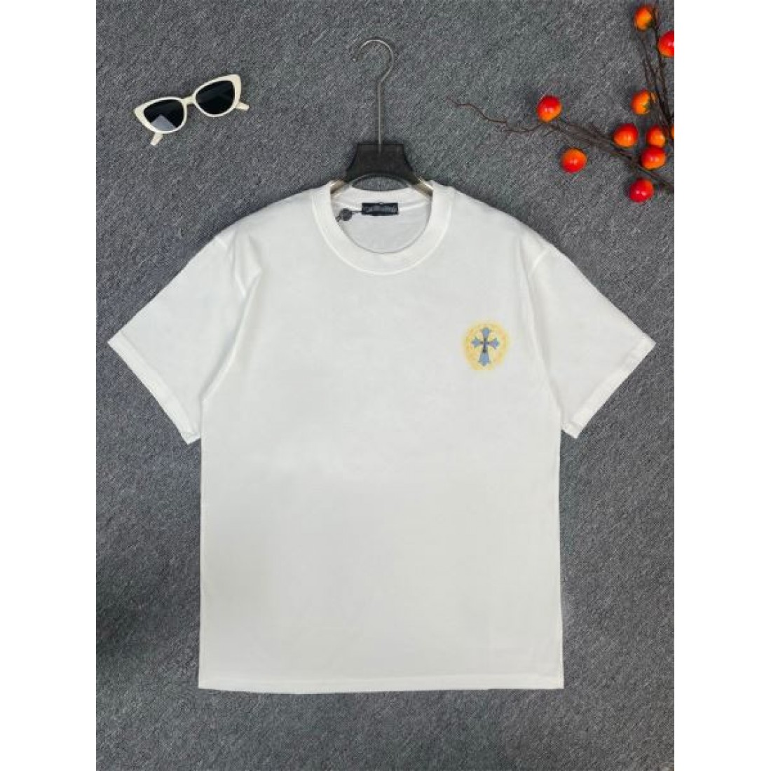 重厚でアーティスティックな CHROME HEARTS クロムハーツ 偽物 半袖Tシャツ