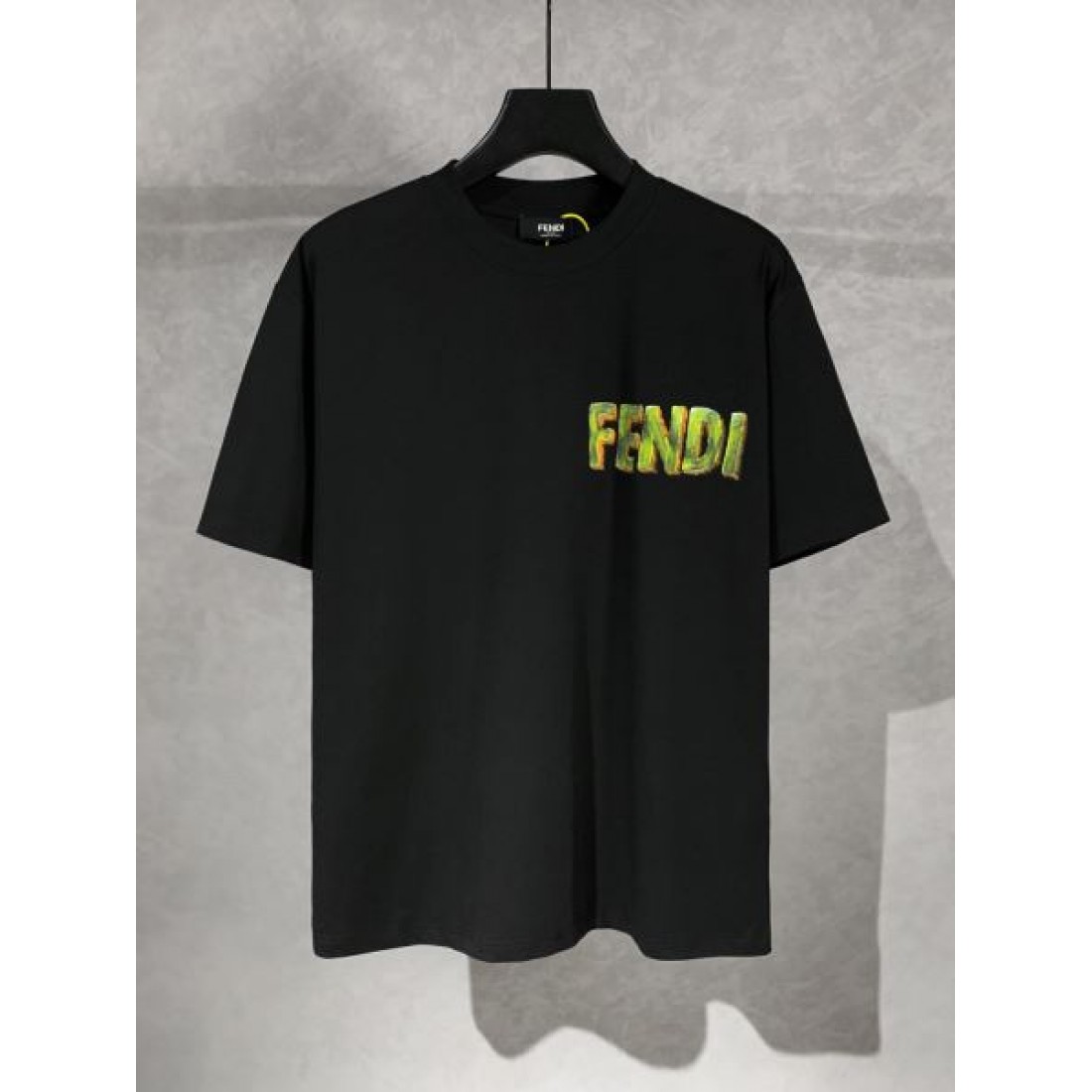FENDI フェンデイ コピー 半袖Tシャツ で纏うスマートで大胆なデザイン