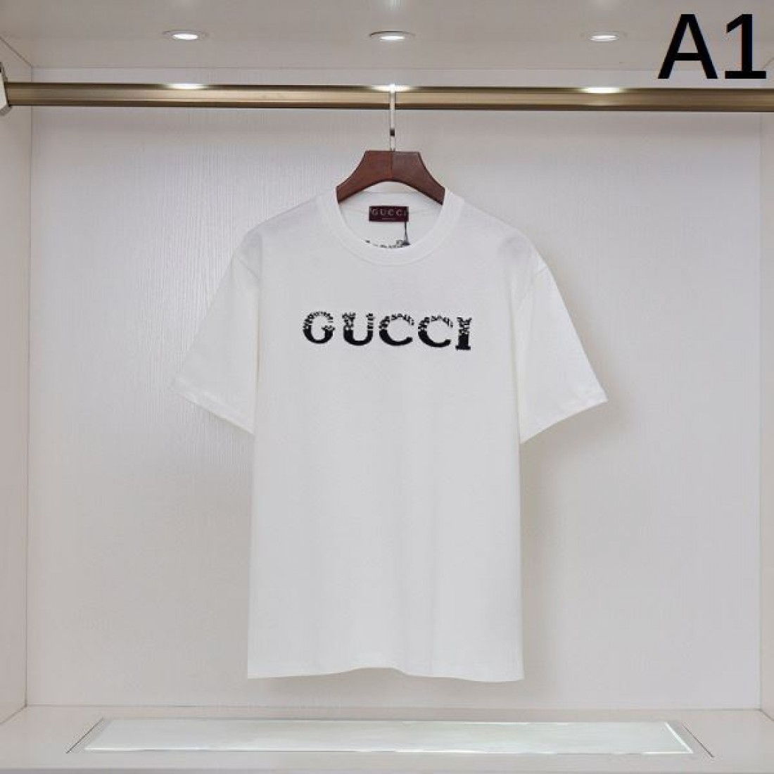 華やかで落ち着きのある GUCCI グッチ 偽物 半袖Tシャツ 洗練された