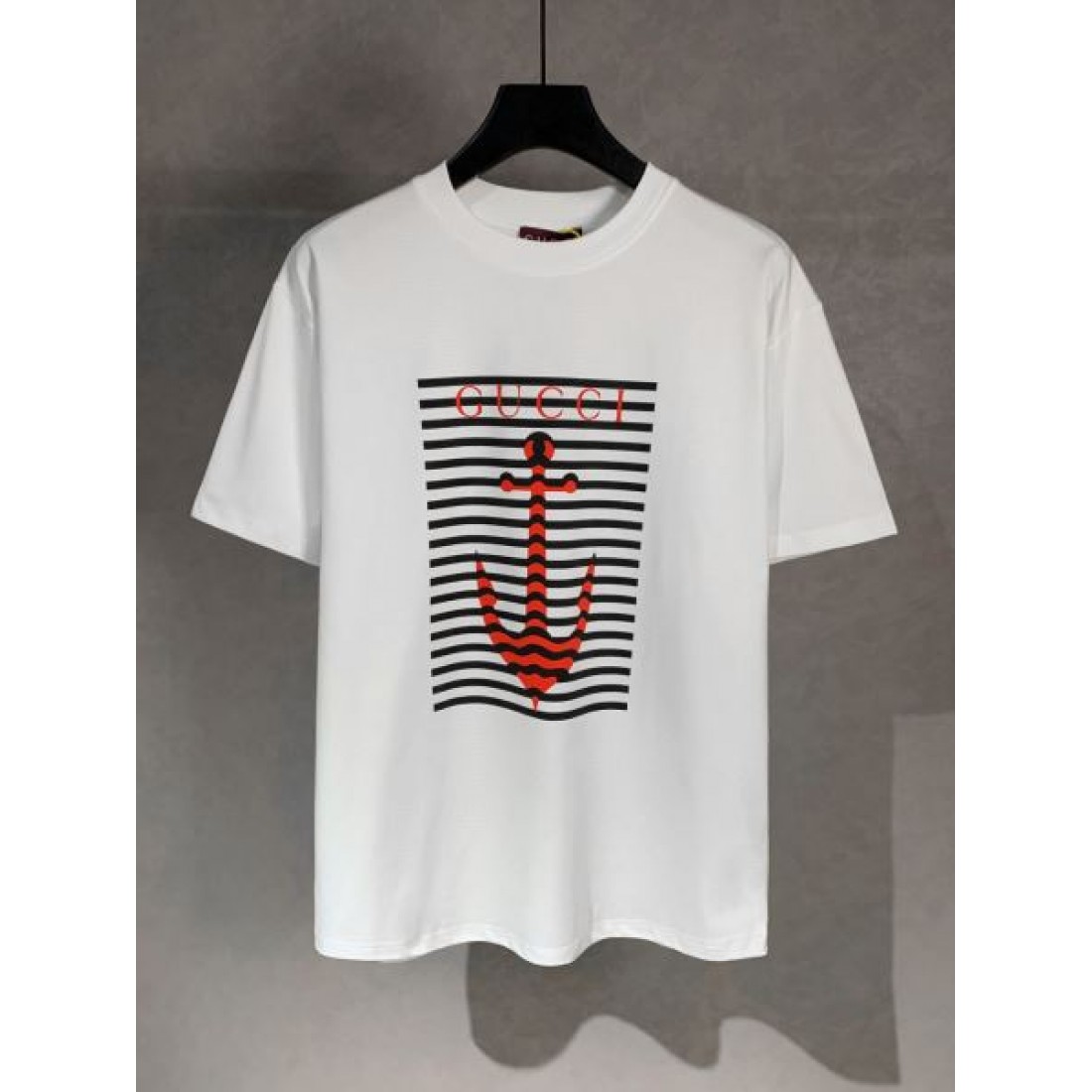 上質で大胆な印象を放つ GUCCI グッチ スーパーコピー 半袖Tシャツ 洗練された