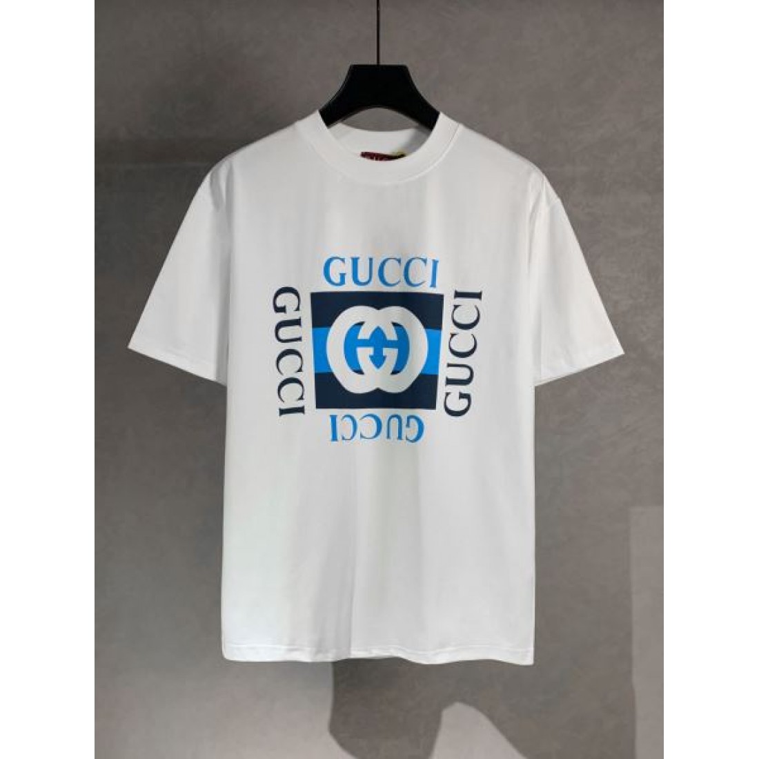 GUCCI グッチ スーパー コピー 半袖Tシャツ で魅せるシンプルかつ都会的な表情