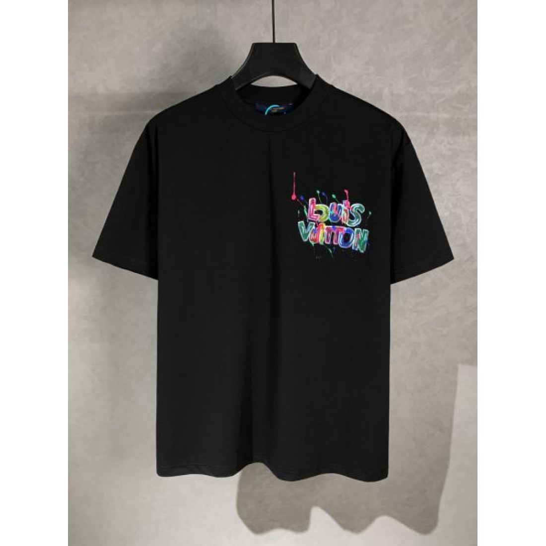 夏に映えるアイテム LOUIS VUITTON ルイヴィトン コピー 半袖Tシャツ 秋冬マストアイテム
