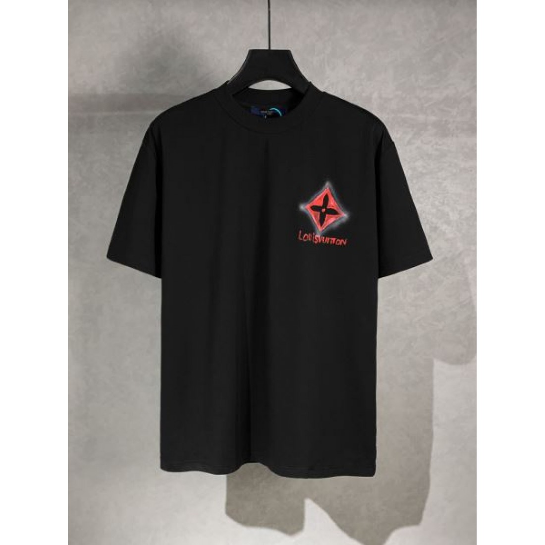 洗練された美しさ LOUIS VUITTON ルイヴィトン コピー 半袖Tシャツ 大人の魅力溢れる
