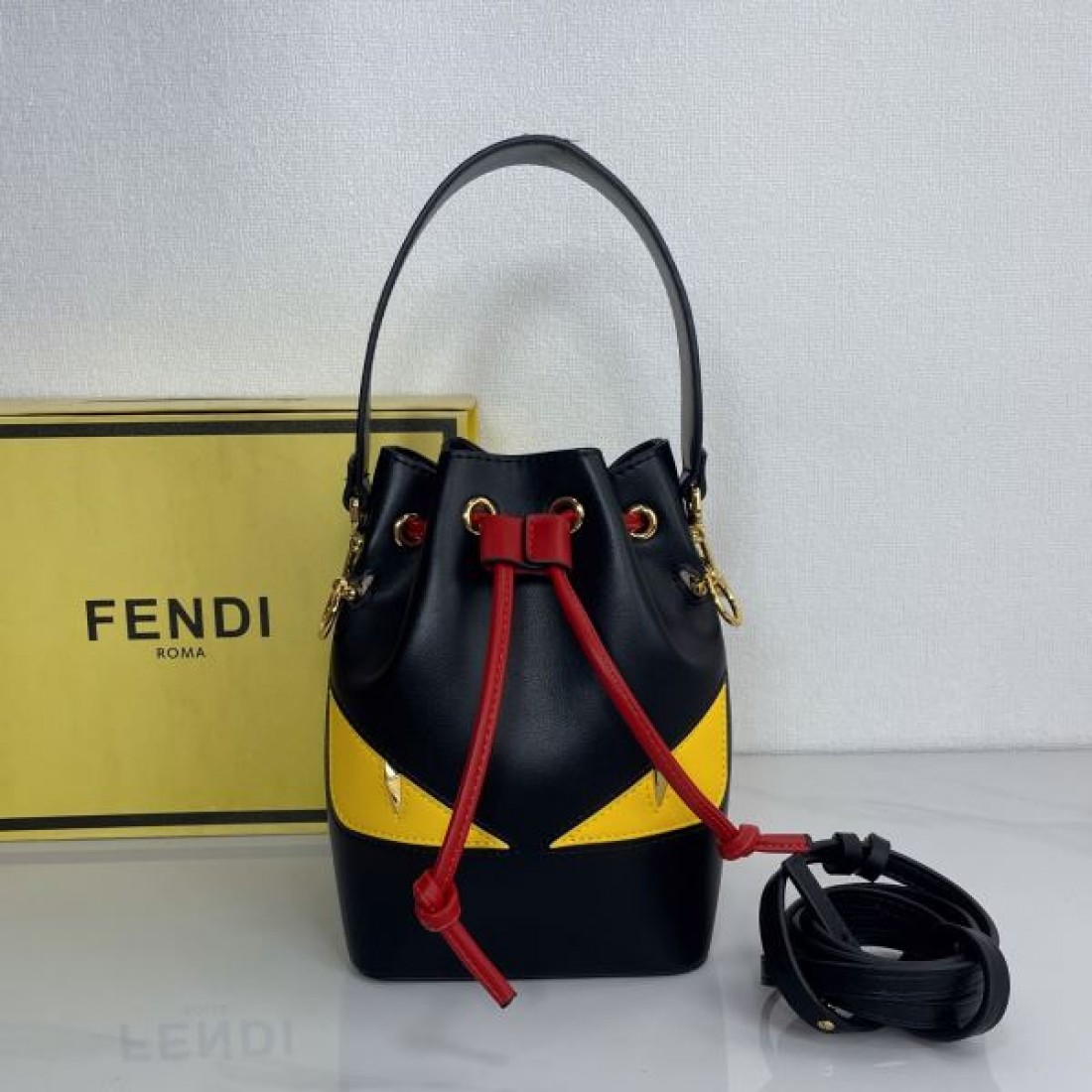 上品でスタイリッシュな雰囲気を纏う フェンデイ コピー トートバッグ FENDI