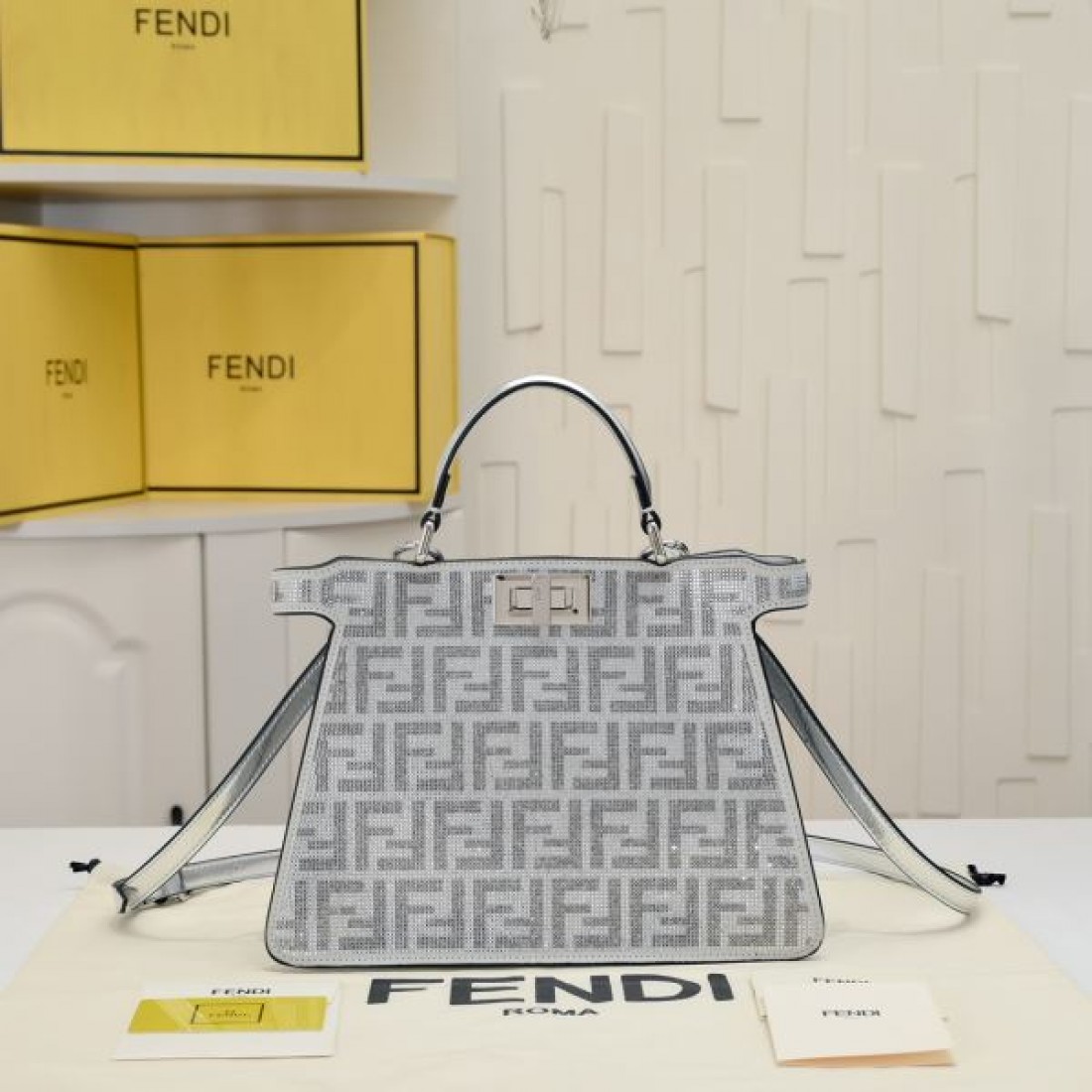 洗練された 高機能性を兼ね備えた FENDI フェンデイ 偽物 トートバッグ