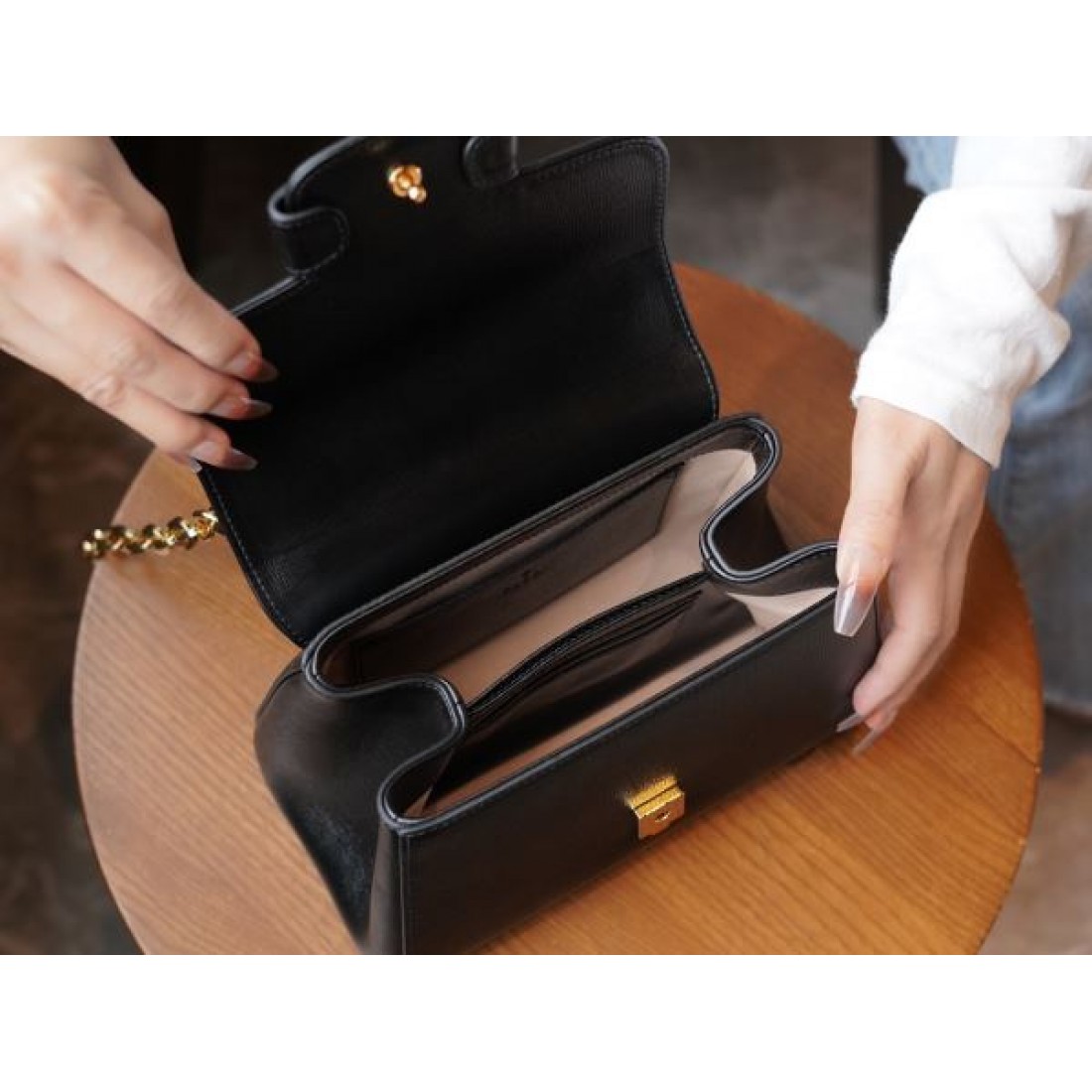 落ち着いた色合いと都会的な魅力漂う グッチ 偽物 トートバッグ GUCCI