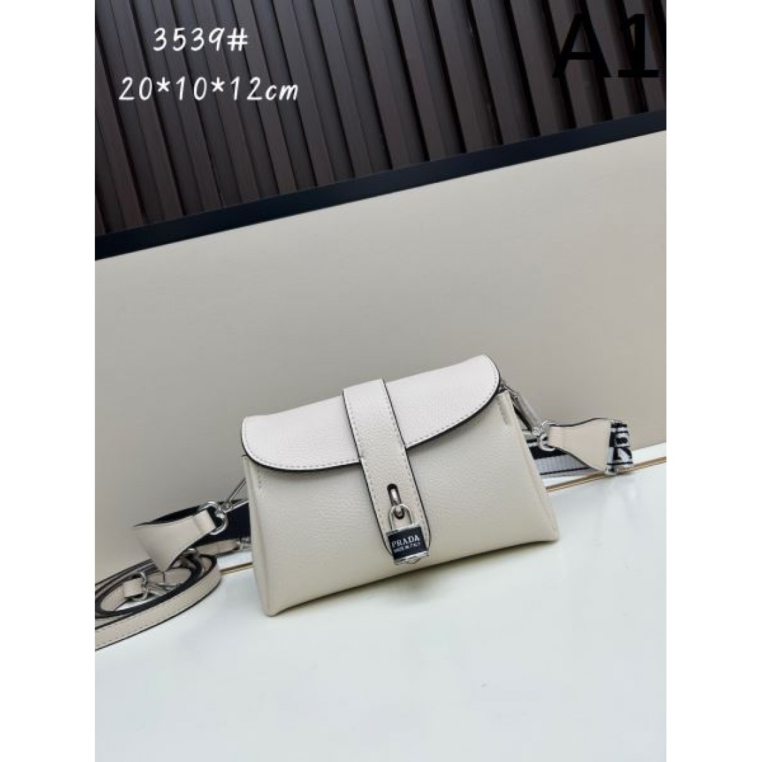 ギフトにも最適 PRADA プラダ コピー ショルダーバッグ ファッション好き必見