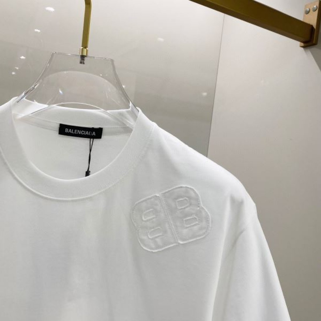 BALENCIAGA バレンシアガ コピー 半袖Tシャツ 自由で都会的な雰囲気をまとう