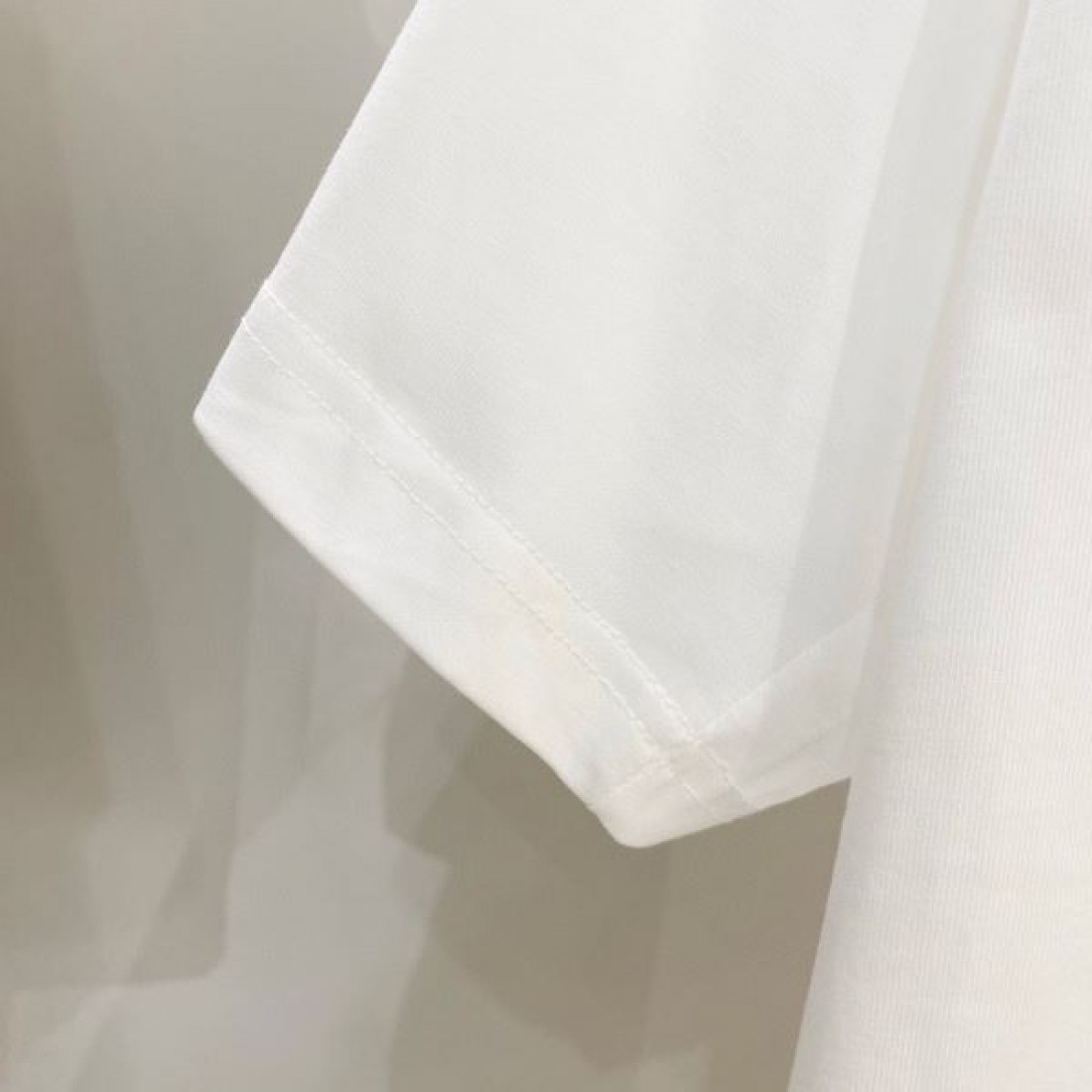 BALENCIAGA バレンシアガ コピー 半袖Tシャツ 自由で都会的な雰囲気をまとう