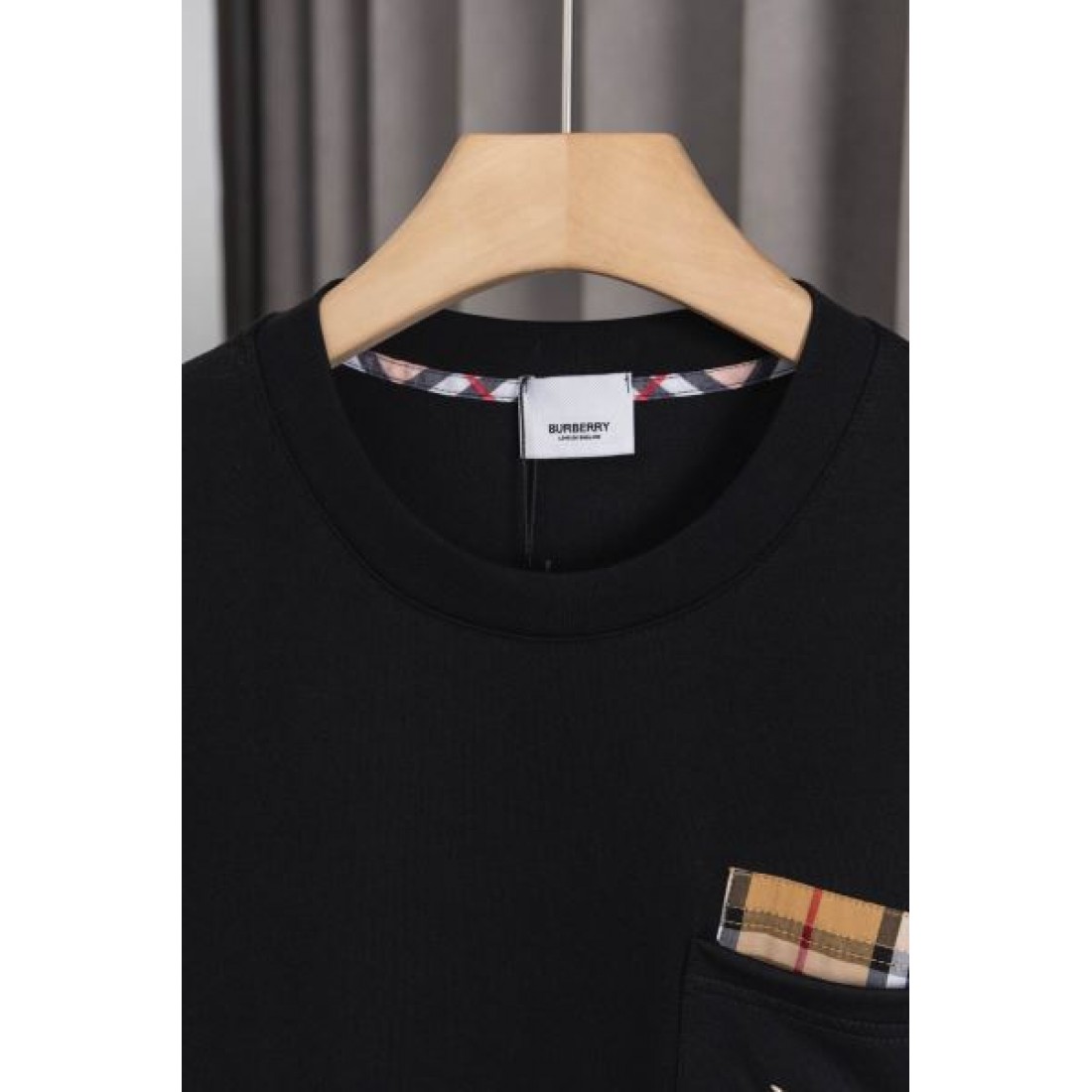 上品でナチュラルな BURBERRY バーバリー コピー 半袖Tシャツ 大人の魅力