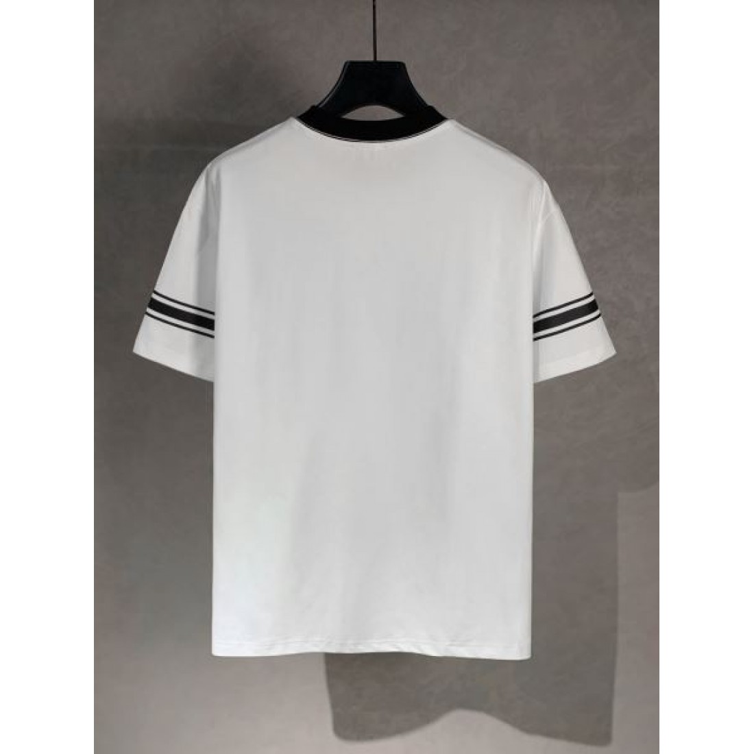 洗練されたモード感漂う CELINE セリーヌ コピー 半袖Tシャツ 軽やかでミニマルな