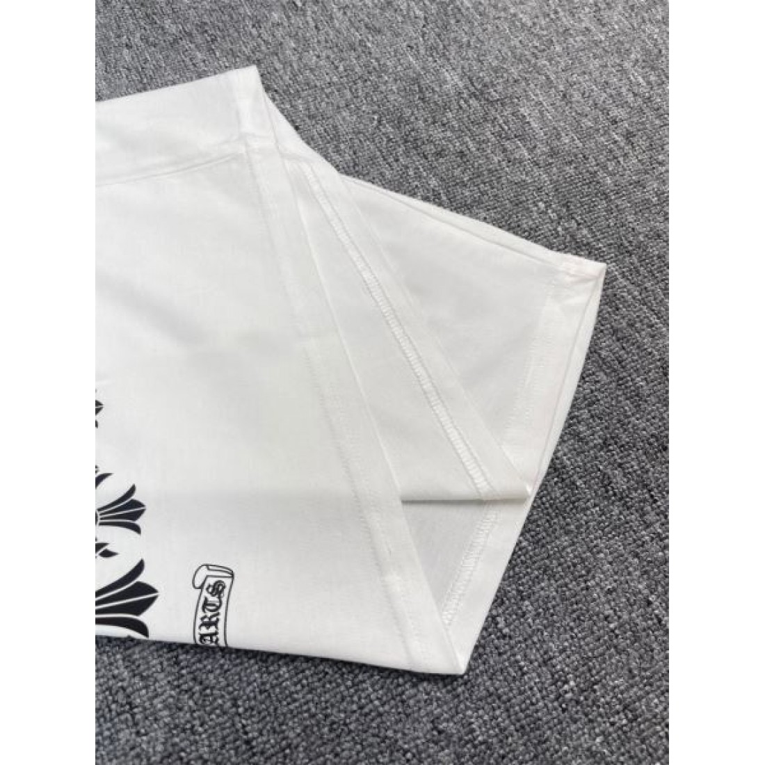 力強く個性的な CHROME HEARTS クロムハーツ 偽物 半袖Tシャツ 存在感