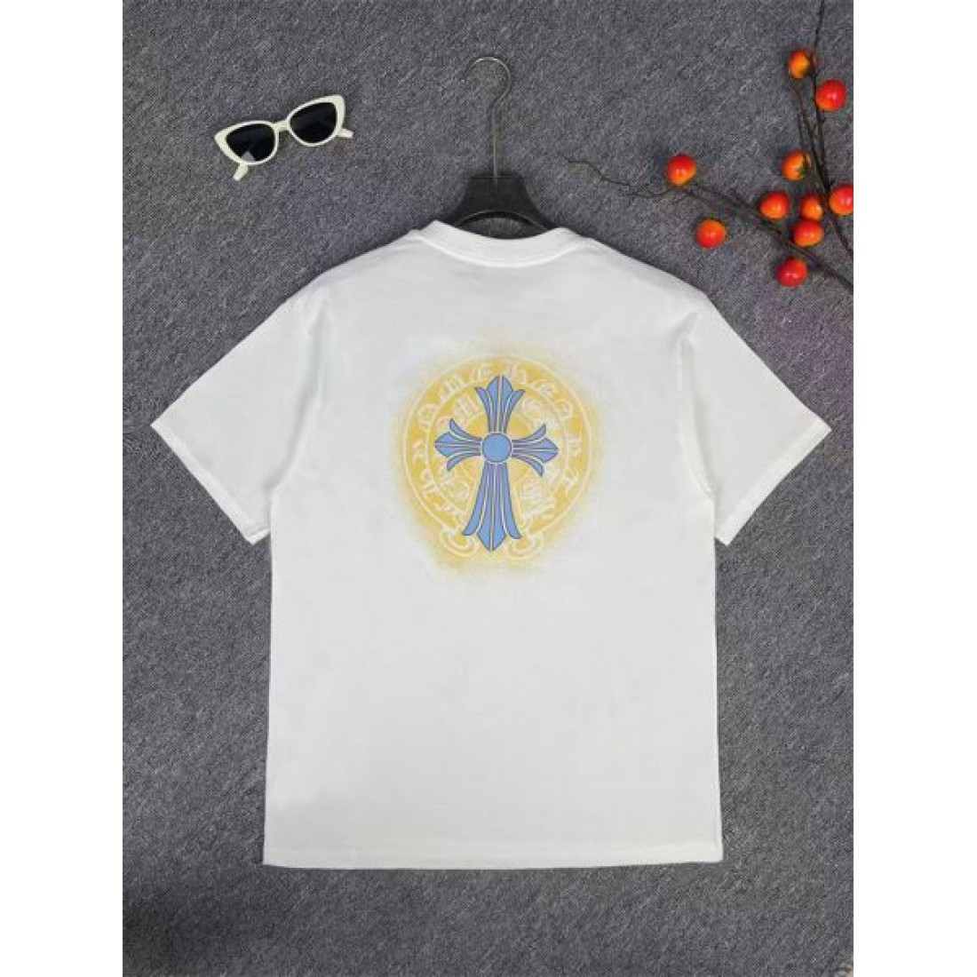 重厚でアーティスティックな CHROME HEARTS クロムハーツ 偽物 半袖Tシャツ 