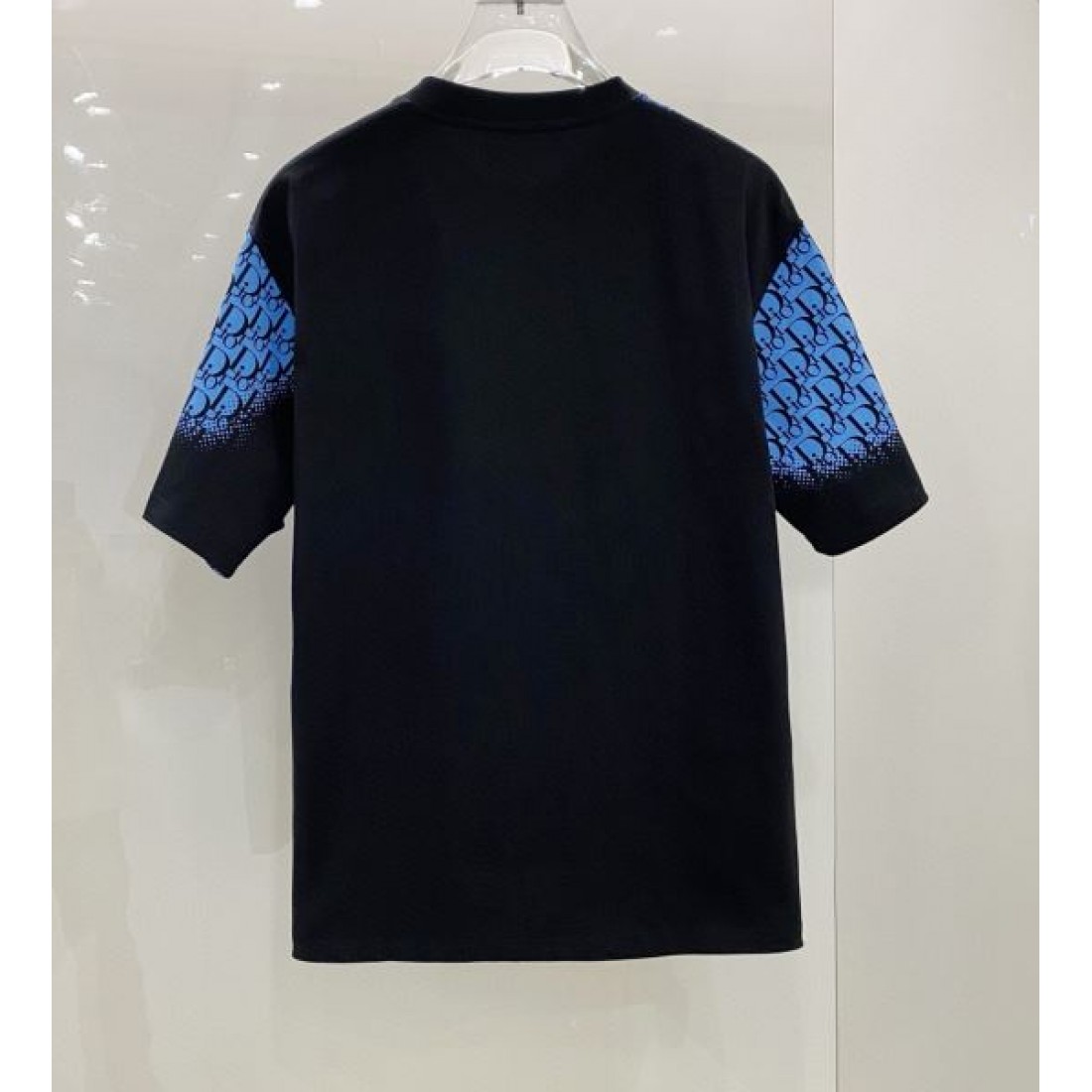 モダンな雰囲気 DIOR ディオール コピー 半袖Tシャツ 大人の余裕を感じる