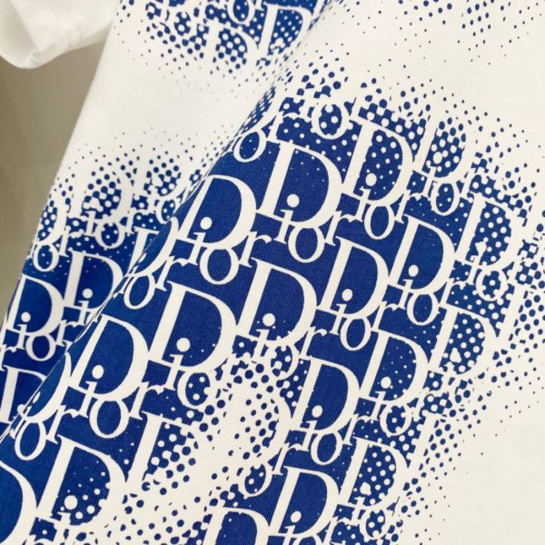 モダンな雰囲気 DIOR ディオール コピー 半袖Tシャツ 大人の余裕を感じる