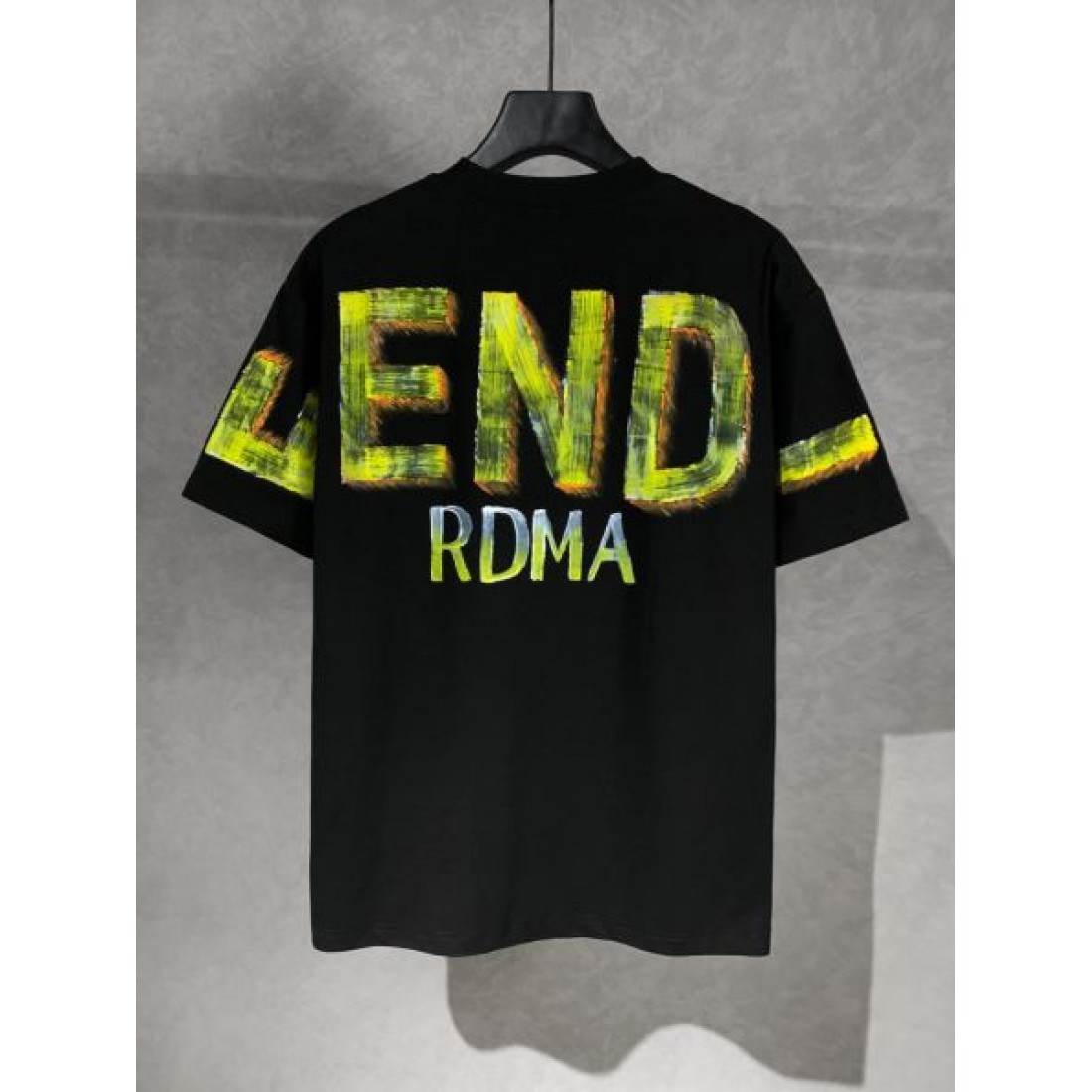 FENDI フェンデイ コピー 半袖Tシャツ で纏うスマートで大胆なデザイン
