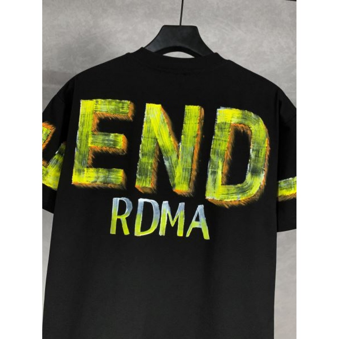 FENDI フェンデイ コピー 半袖Tシャツ で纏うスマートで大胆なデザイン