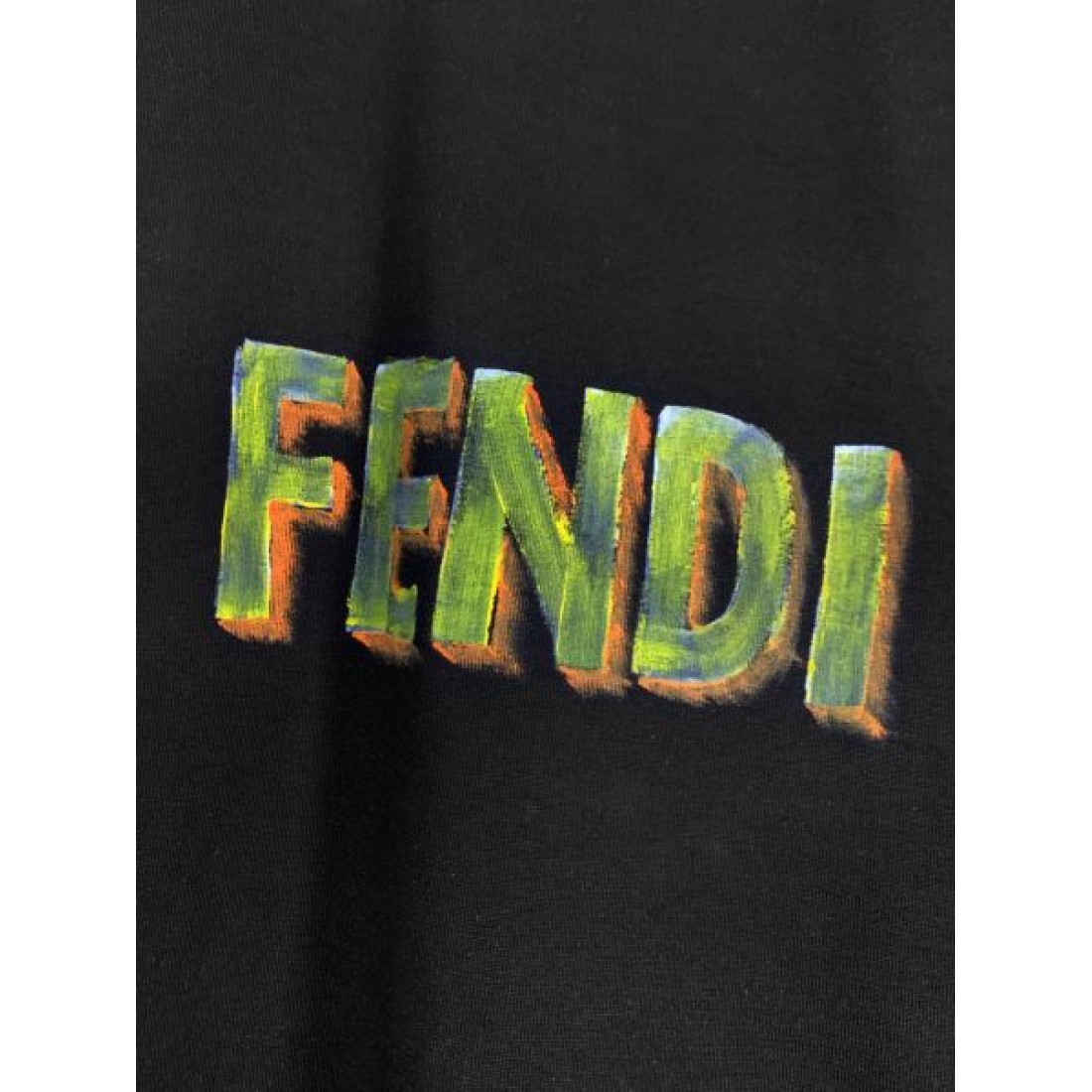 FENDI フェンデイ コピー 半袖Tシャツ で纏うスマートで大胆なデザイン