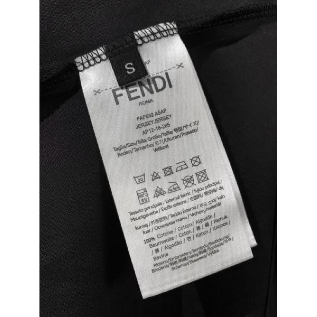 FENDI フェンデイ コピー 半袖Tシャツ で纏うスマートで大胆なデザイン
