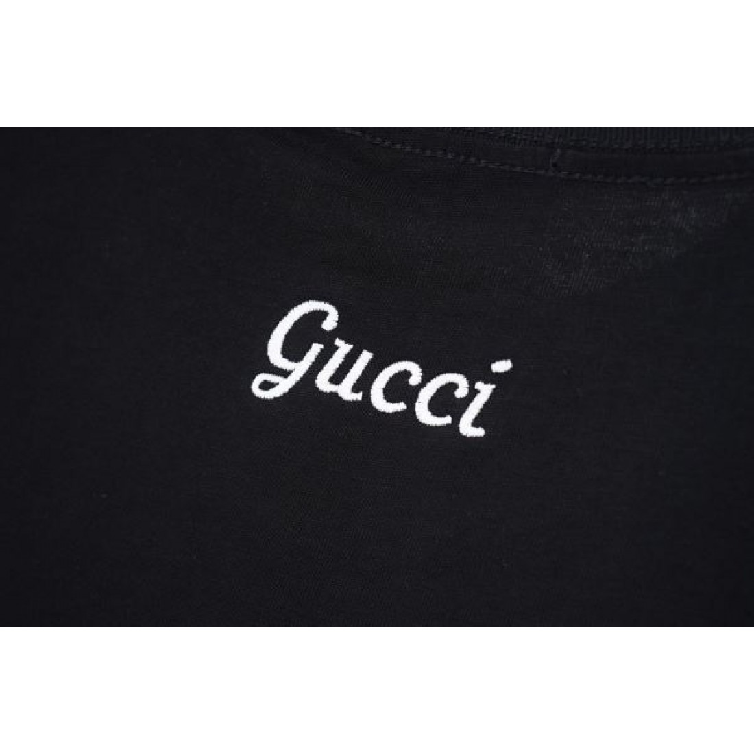 華やかで落ち着きのある GUCCI グッチ 偽物 半袖Tシャツ 洗練された