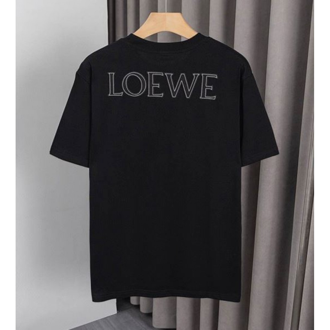 洗練された印象を与える LOEWE ロエベ コピー 半袖Tシャツ モダン