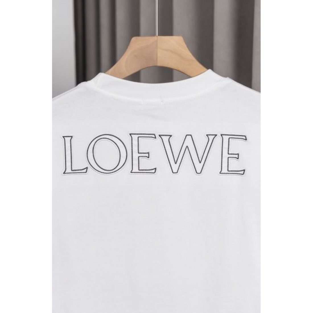 洗練された印象を与える LOEWE ロエベ コピー 半袖Tシャツ モダン