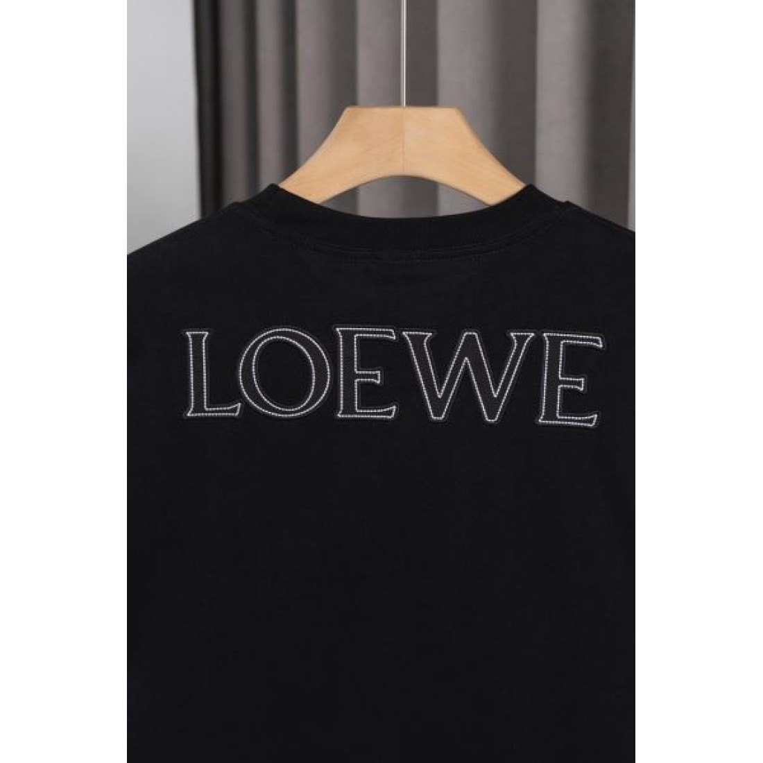 洗練された印象を与える LOEWE ロエベ コピー 半袖Tシャツ モダン