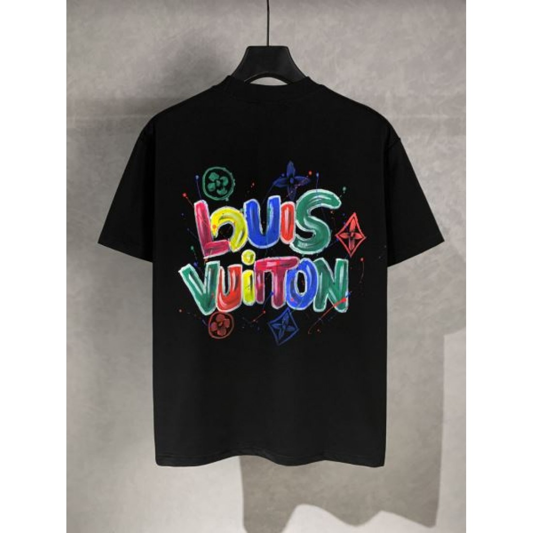 夏に映えるアイテム LOUIS VUITTON ルイヴィトン コピー 半袖Tシャツ 秋冬マストアイテム