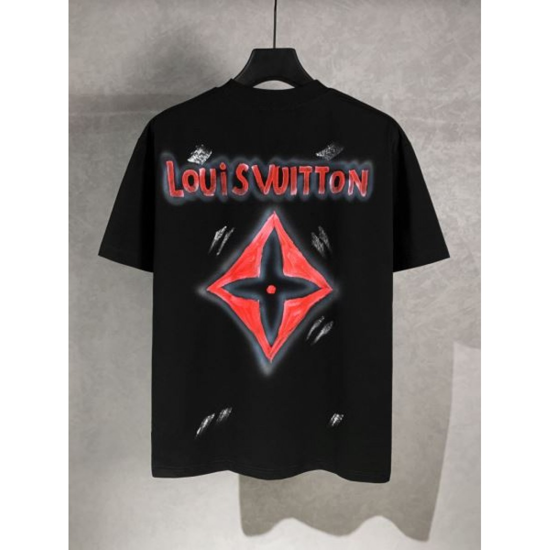 洗練された美しさ LOUIS VUITTON ルイヴィトン コピー 半袖Tシャツ 大人の魅力溢れる