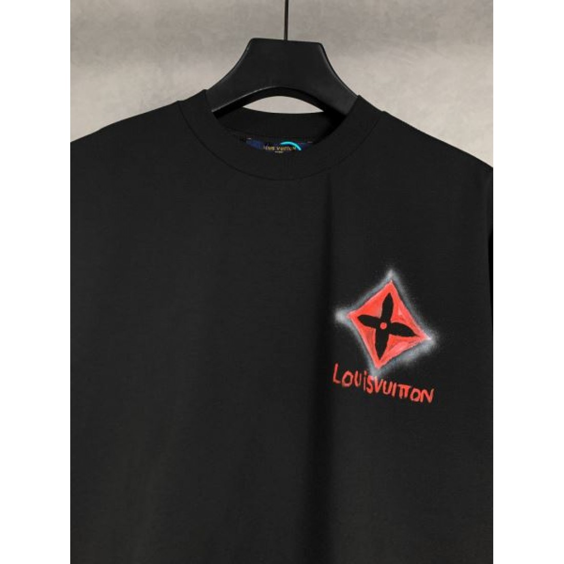 洗練された美しさ LOUIS VUITTON ルイヴィトン コピー 半袖Tシャツ 大人の魅力溢れる