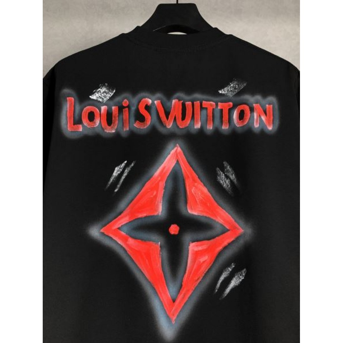 洗練された美しさ LOUIS VUITTON ルイヴィトン コピー 半袖Tシャツ 大人の魅力溢れる