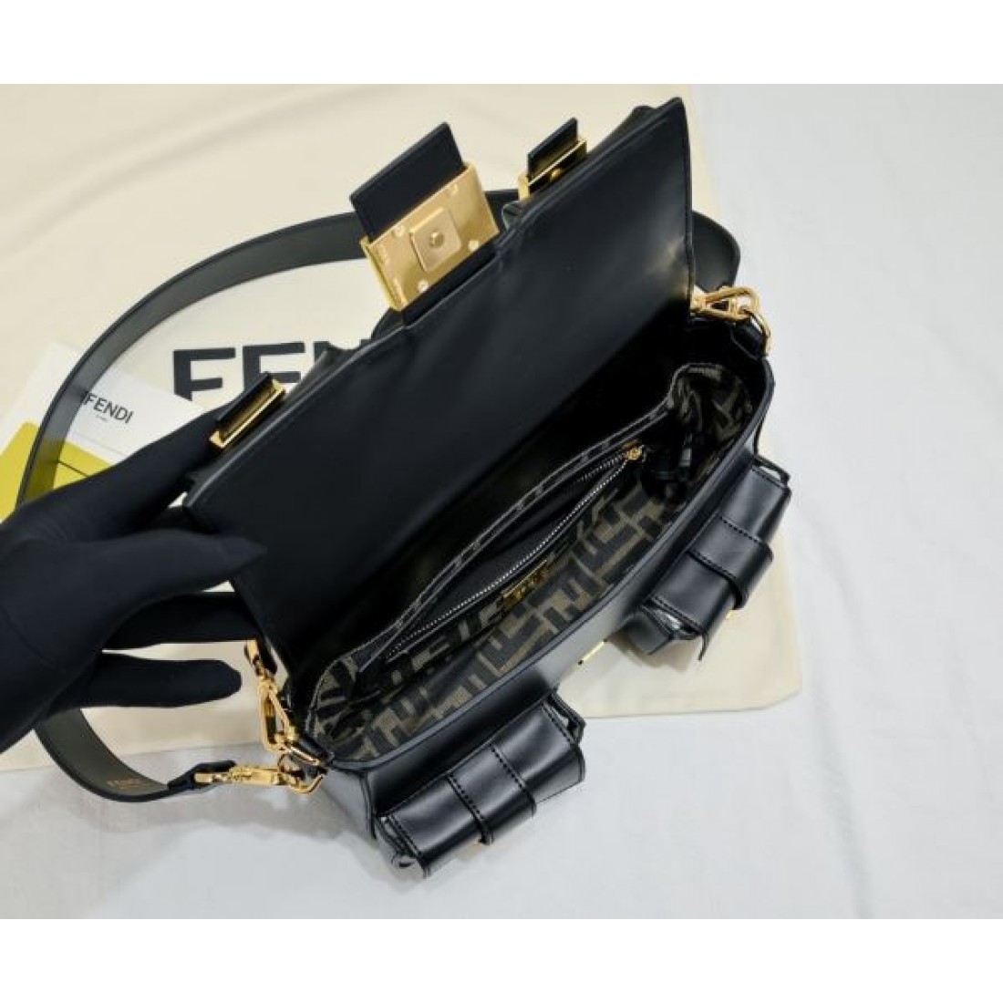 旬コーデに最適 FENDI フェンデイ コピー トートバッグ オールシーズン活躍
