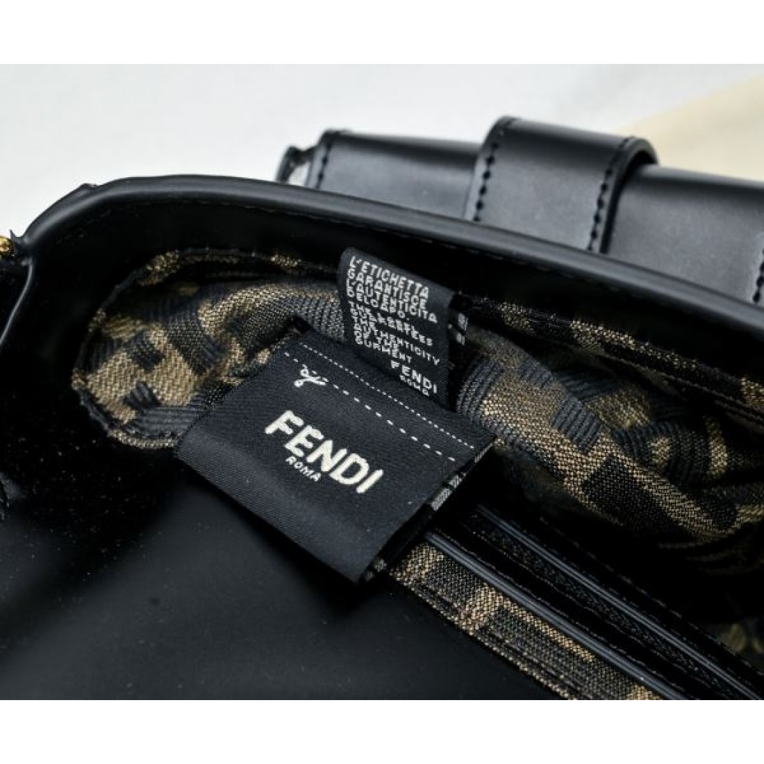 旬コーデに最適 FENDI フェンデイ コピー トートバッグ オールシーズン活躍