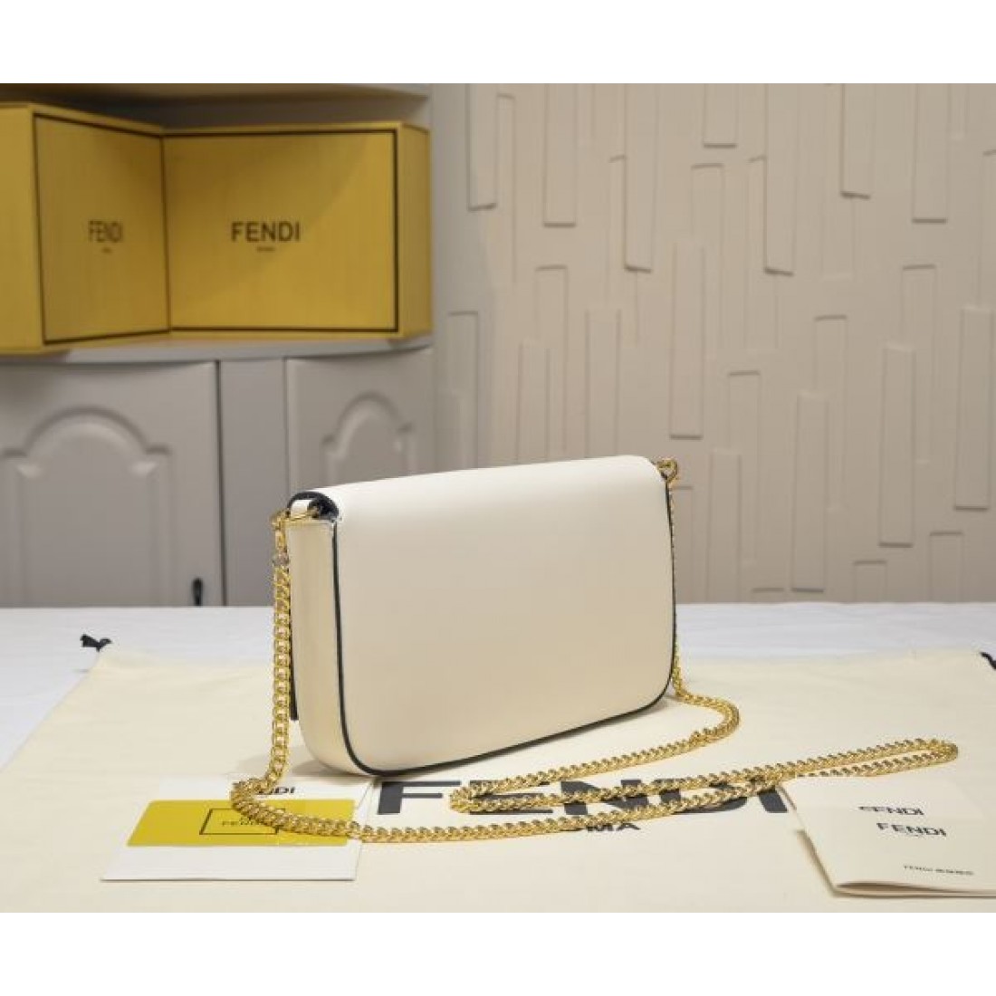 FENDI フェンデイ コピー トートバッグ 洗練されたシンプルさと軽やかさが魅力