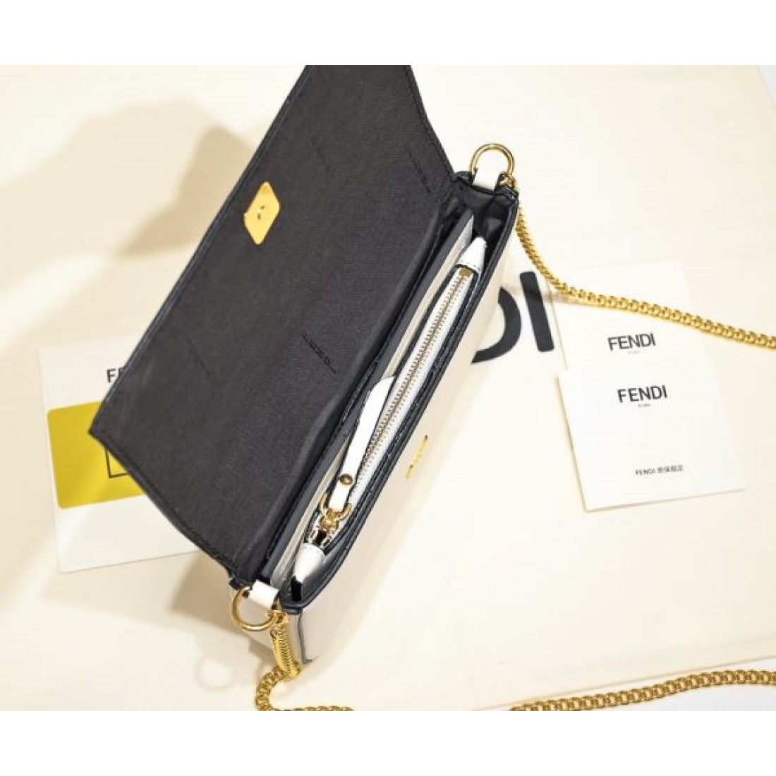 FENDI フェンデイ コピー トートバッグ 洗練されたシンプルさと軽やかさが魅力