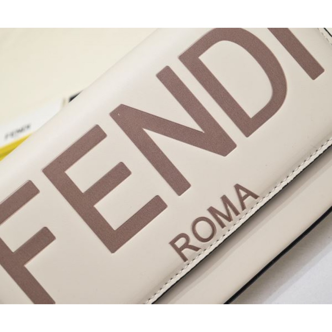 FENDI フェンデイ コピー トートバッグ 洗練されたシンプルさと軽やかさが魅力