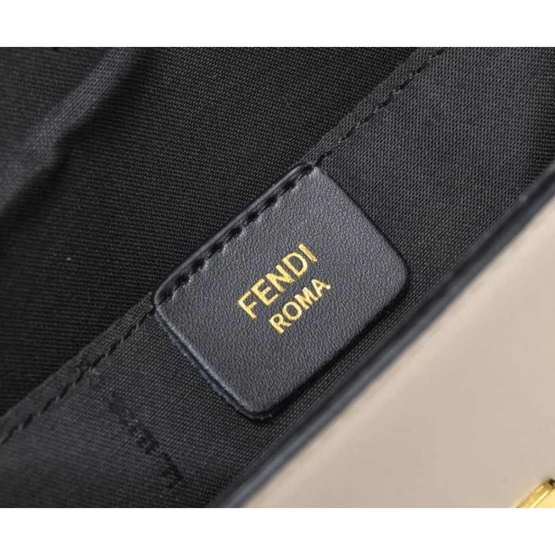 FENDI フェンデイ コピー トートバッグ 洗練されたシンプルさと軽やかさが魅力