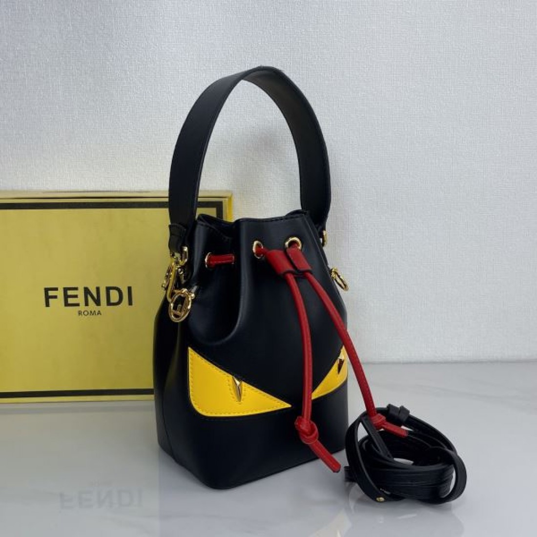 上品でスタイリッシュな雰囲気を纏う フェンデイ コピー トートバッグ FENDI