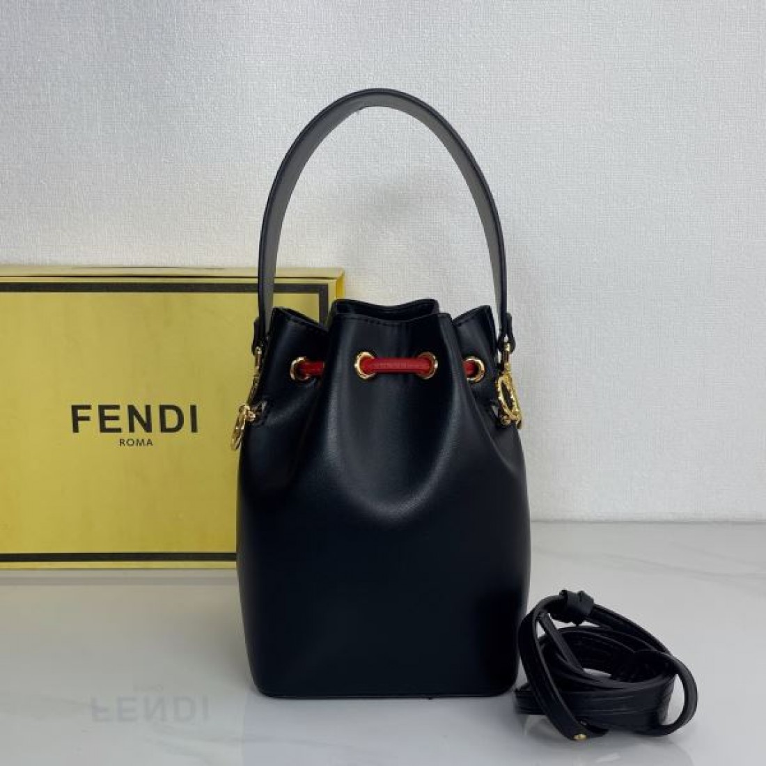 上品でスタイリッシュな雰囲気を纏う フェンデイ コピー トートバッグ FENDI