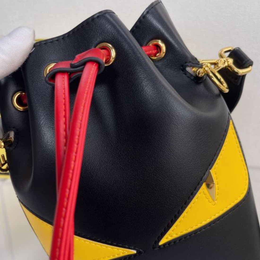 上品でスタイリッシュな雰囲気を纏う フェンデイ コピー トートバッグ FENDI